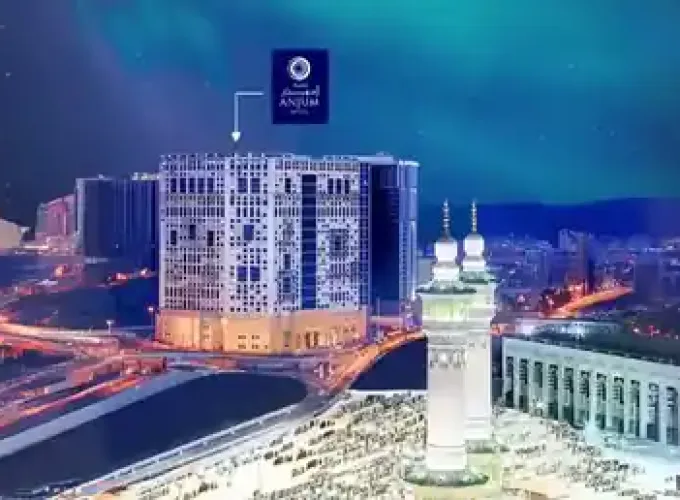Toprak Turizm 2026 lüks umre paketleri kapsamında, Kabe'ye yürüme mesafesindeki 5 yıldızlı Anjum Otel'in görkemli mimarisi.