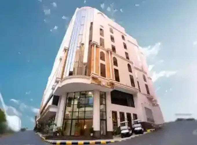 Umre turları için kabe'ye yürüme mesafesinde konaklama imkanı sunan mekke'deki rawha al maqam otel'in lobi alanı.